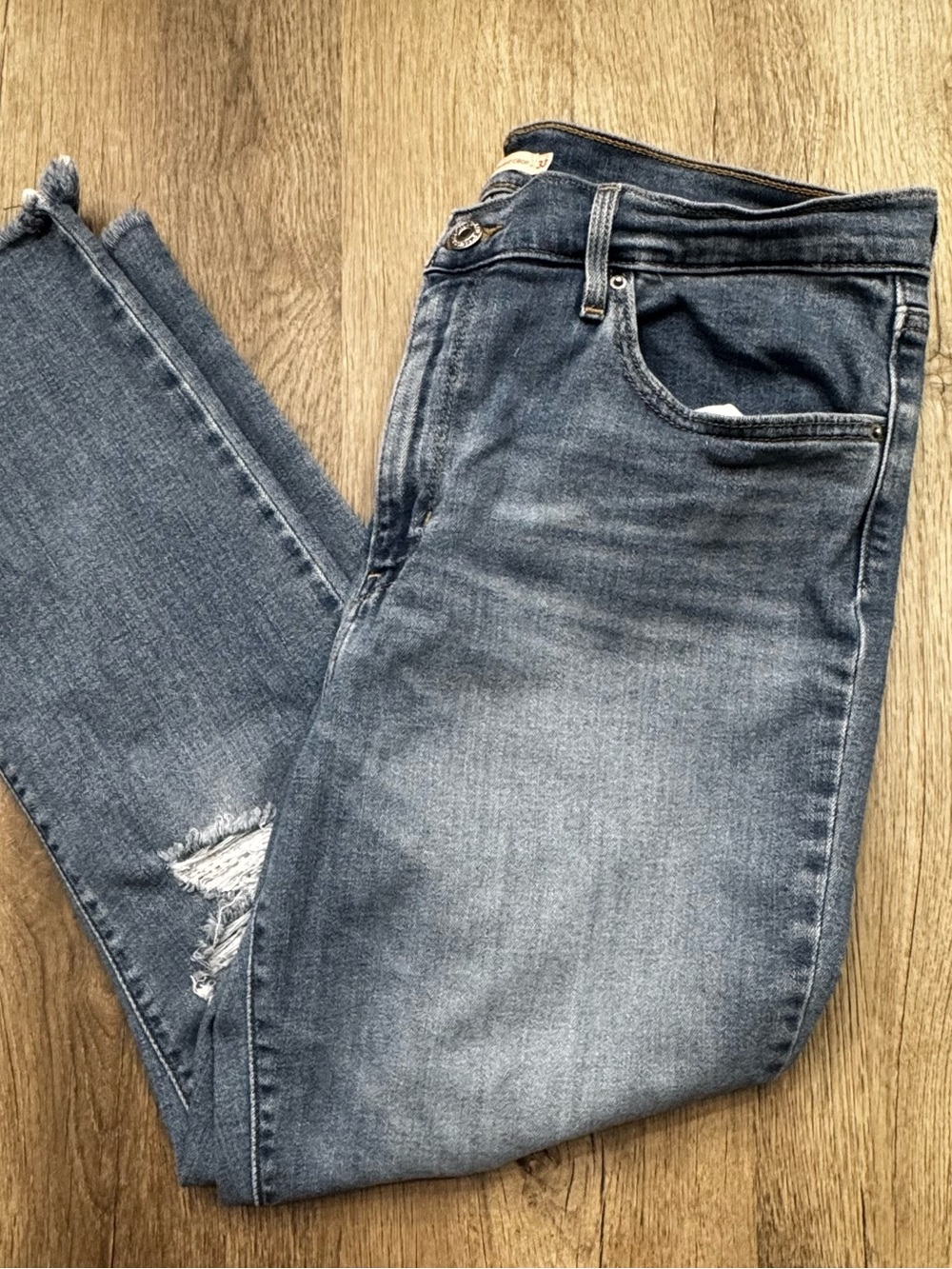 Women's Distressed Midwash Blue Levi jeans